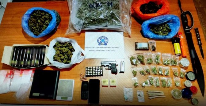Διακινούσε ναρκωτικά έξω από σχολείο - Τα έκρυβε σε κάδους σκουπιδιών