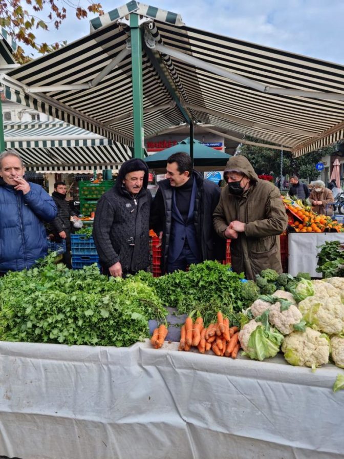 Eπίσκεψη του Κώστα Σκρέκα στη λαϊκή αγορά των Τρικάλων