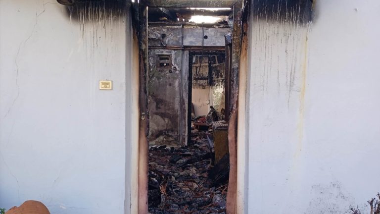 Τραγωδία – Ένας νεκρός σε φωτιά που ξέσπασε σε σπίτι στα Τρίκαλα (φωτό)