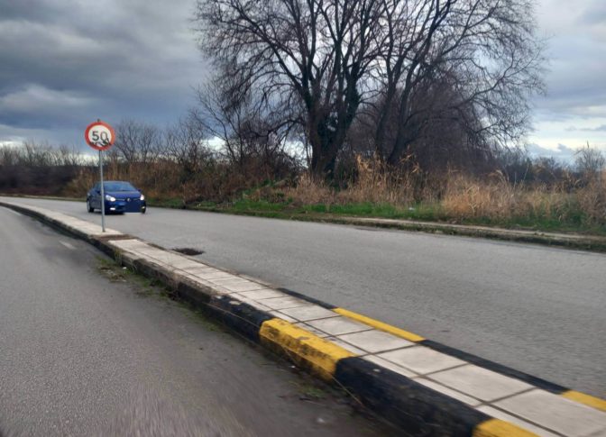 Ηλικιωμένη οδηγός πήγαινε ανάποδα σε παράδρομο στα Τρίκαλα! (φωτό)