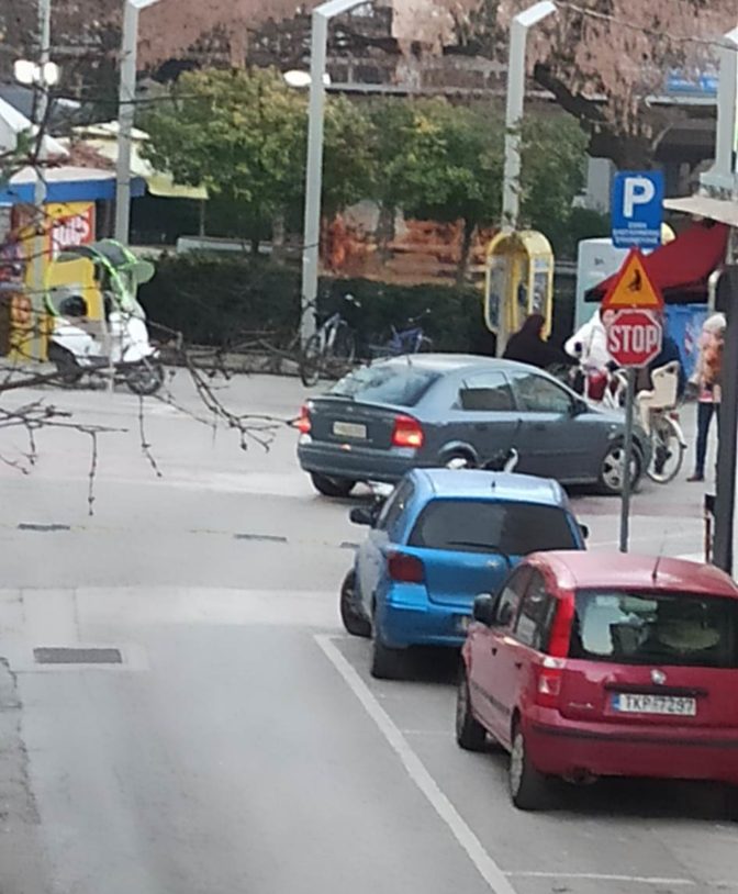 Παραλίγο τραυματισμός μωρού στο κέντρο των Τρικάλων