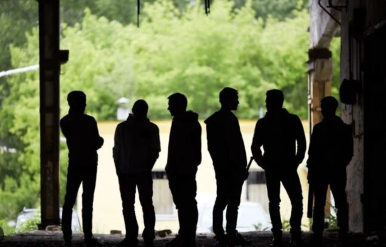 Παρέα «νταήδων» νεαρών έχει γίνει ο φόβος και ο τρόμος παιδιών στη Λάρισα