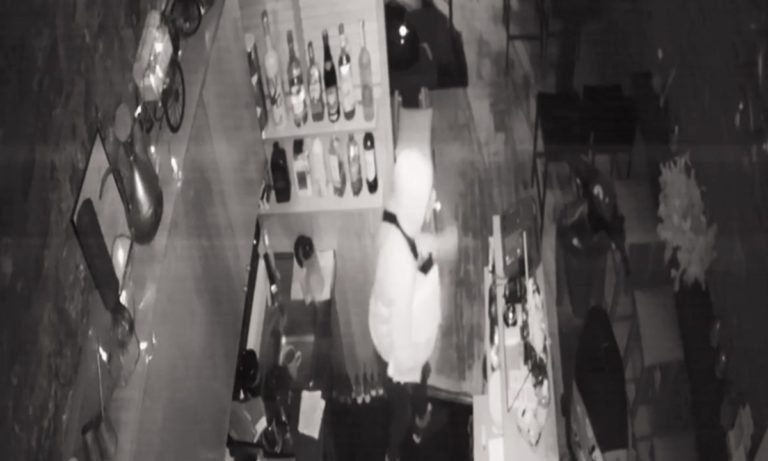 Μπούκαρε σε καφέ της Λάρισας για να κλέψει (βίντεο)