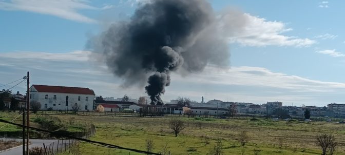 Παρανάλωμα του πυρός εγκαταλελειμμένο όχημα σε Στρατόπεδο στη Λάρισα (φωτό)