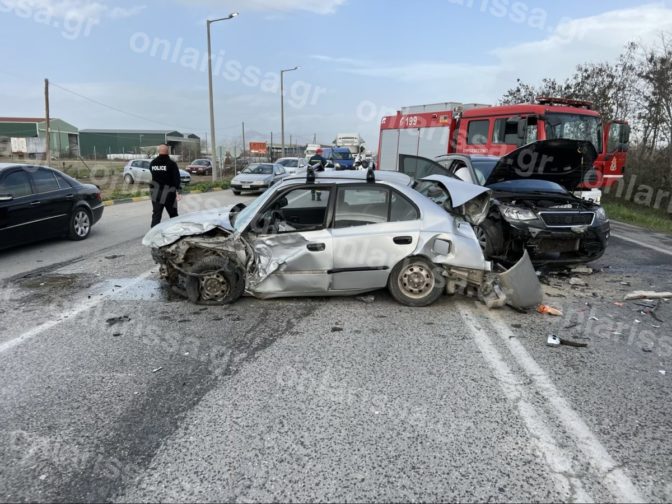 Σοβαρό τροχαίο στη Λάρισα - Έγιναν σμπαράλια τρία αυτοκίνητα (φωτό)
