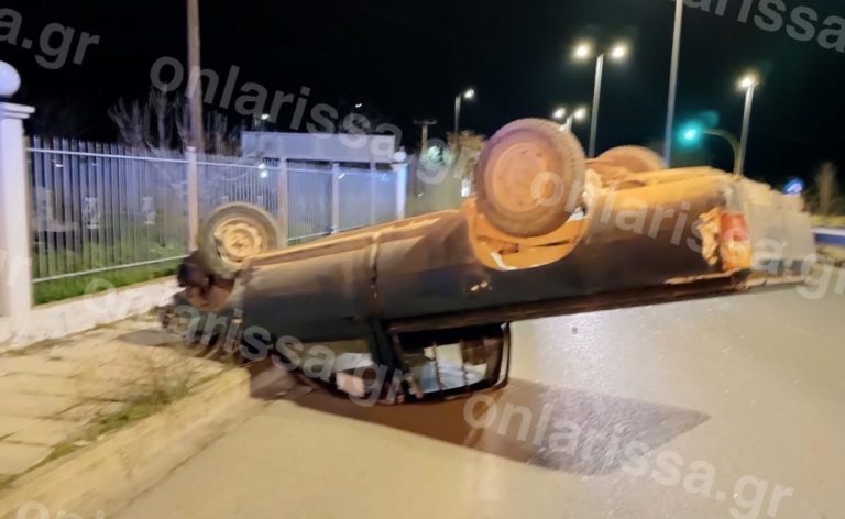 Αγροτικό αυτοκίνητο τούμπαρε έξω από τη Λάρισα (φωτό)