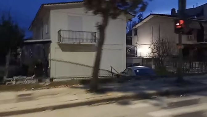 Απίστευτο τροχαίο στη Λάρισα: Αυτοκίνητο ...προσγειώθηκε σε αυλή σπιτιού! (βίντεο)