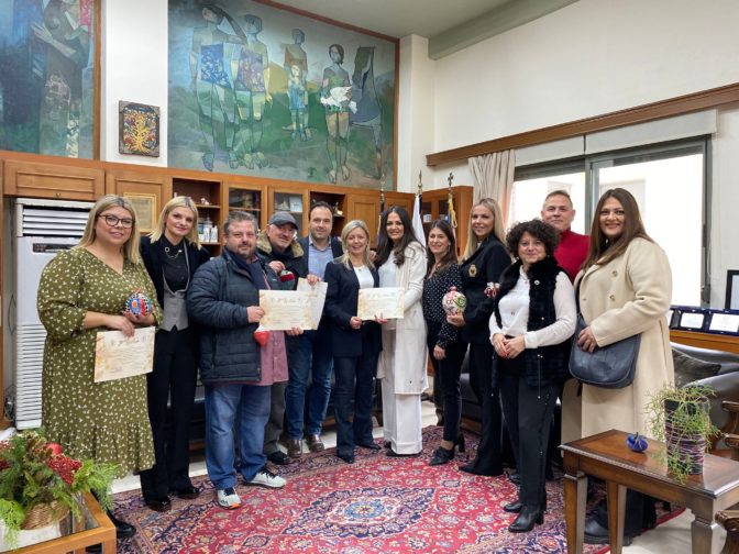 Βραβεύτηκαν τα καταστήματα και η οικία με τον καλύτερο στολισμό στα Τρίκαλα