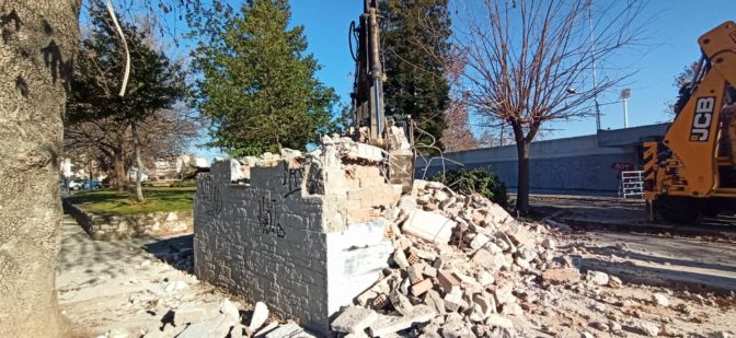 Γκρεμίστηκε και το 2ο κιόσκι μπροστά στο Στάδιο