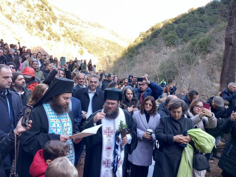 Ο Αγιασμός των υδάτων στους Καταρράκτες της Παλαιοκαρυάς (φωτό)