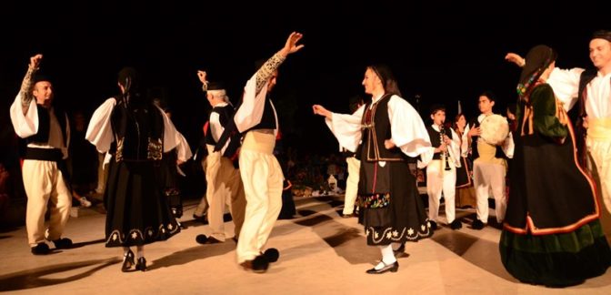 Χορεύουν και κόβουν την πίτα τους οι Βλάχοι