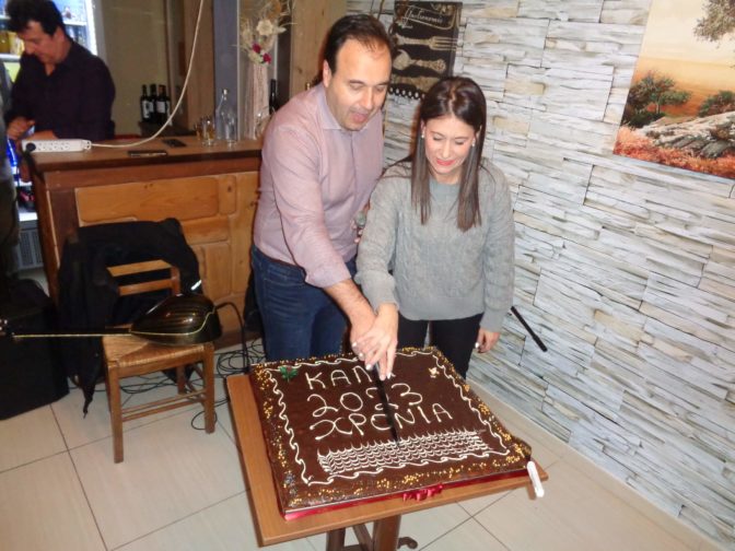 Έκοψε την πίτα της η οικονομική υπηρεσία του Δήμου Τρικκαίων (φωτο)