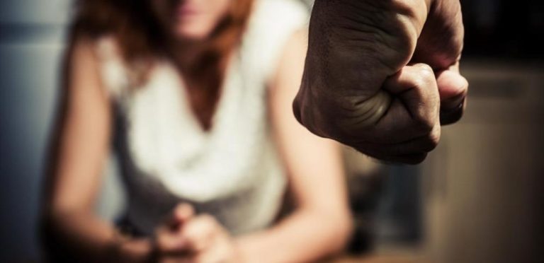 Τρικαλινός αστυνομικός ασκούσε σωματική βία κατά της γυναίκας του