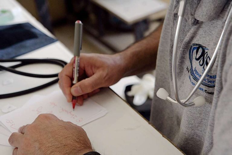 Φάρμακα μόνο με συνταγή ζητούν οι γιατροί