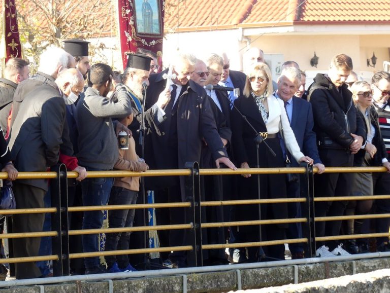 Με λαμπρότητα ο Αγιασμός των Υδάτων στους Σοφάδες,  τη Λίμνη Σμοκόβου και τα Λουτρά Σμοκόβου