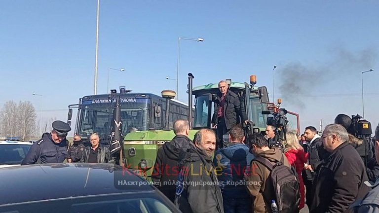 Ανέβηκαν χωρίς οχήματα πάνω στον Ε65 οι αγρότες (φωτό- βίντεο)