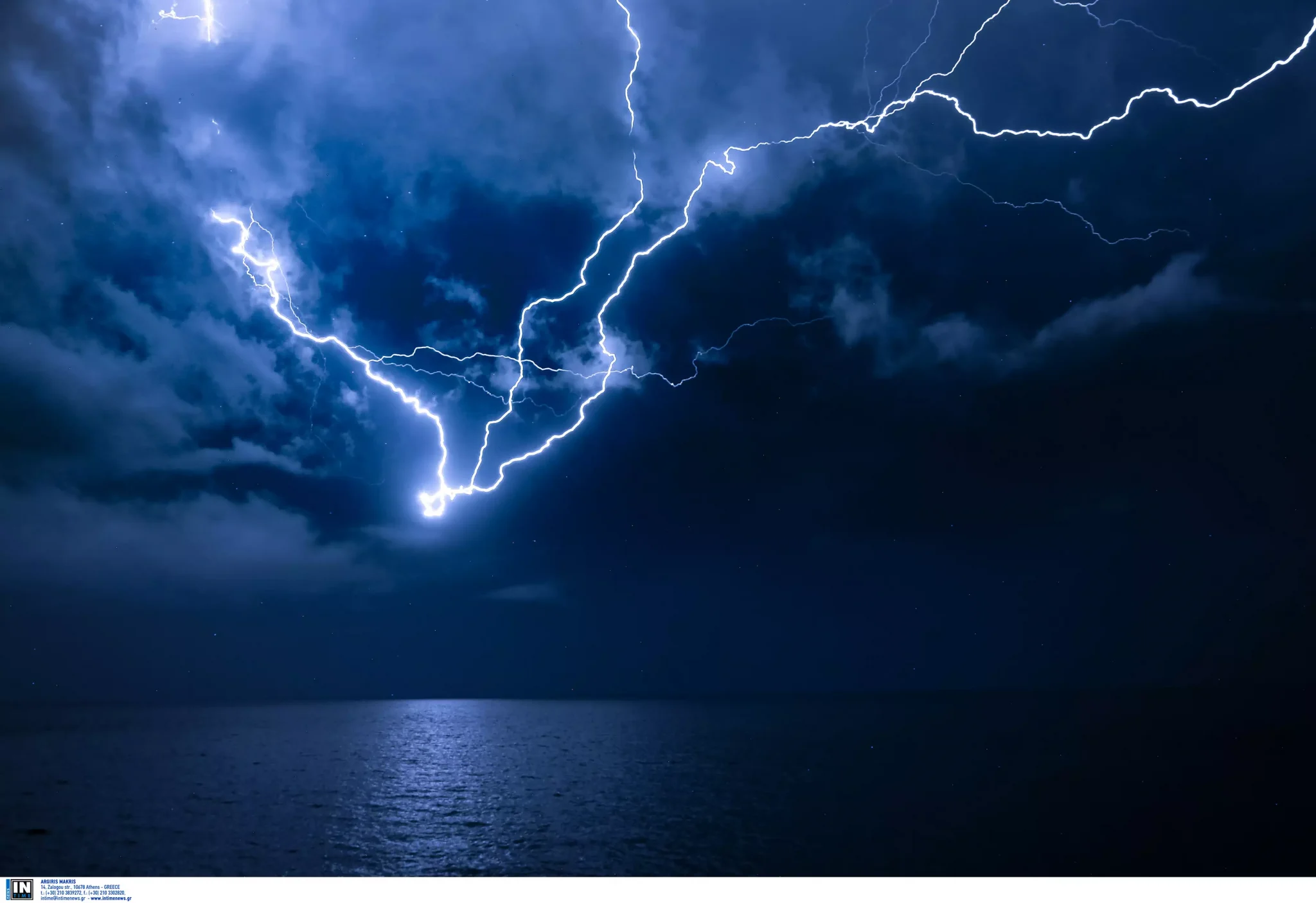 Κεραυνός χτυπά αγοράκι στο στήθος και πέφτει στη θάλασσα