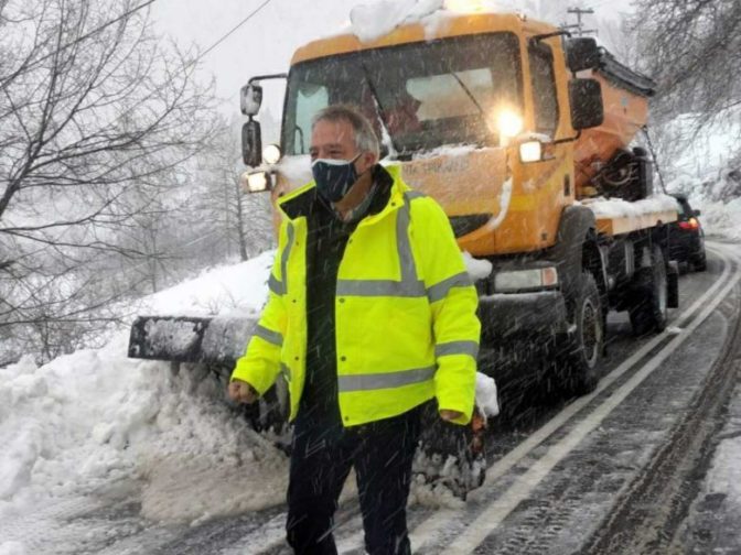 Στους 80 πόντους το χιόνι στα ορεινά των Τρικάλων – 38 μηχανήματα στη «μάχη»
