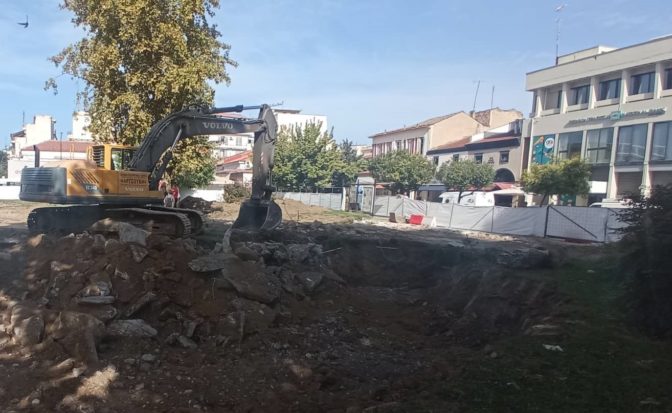 Παρέα στην πλατεία εργολάβος και αρχαιολόγος - Σενάριο αλλαγής της μελέτης