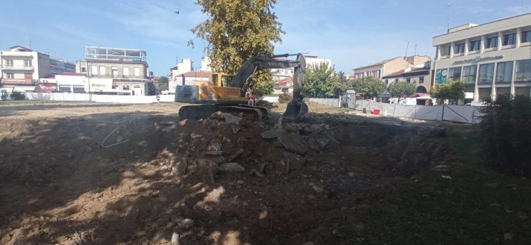 Παύση στα έργα της πλατείας στα Τρίκαλα - Αυτή τη φορά βρέθηκε τοιχίο