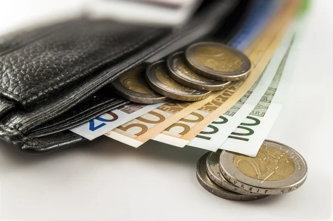 «Πάρτυ για τους λίγους, αφαίμαξη για τους πολλούς»