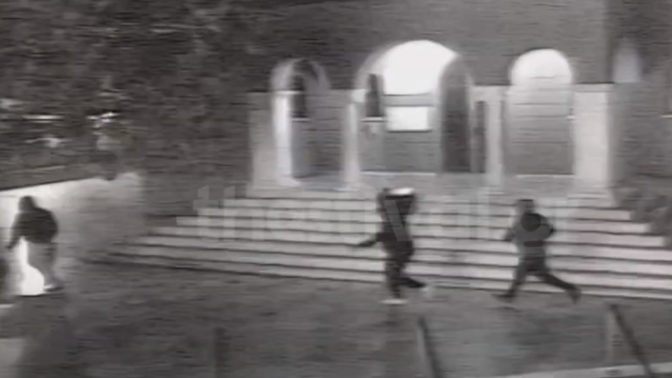 Κλέφτες έφυγαν με το χρηματοκιβώτιο στην πλάτη (βίντεο)