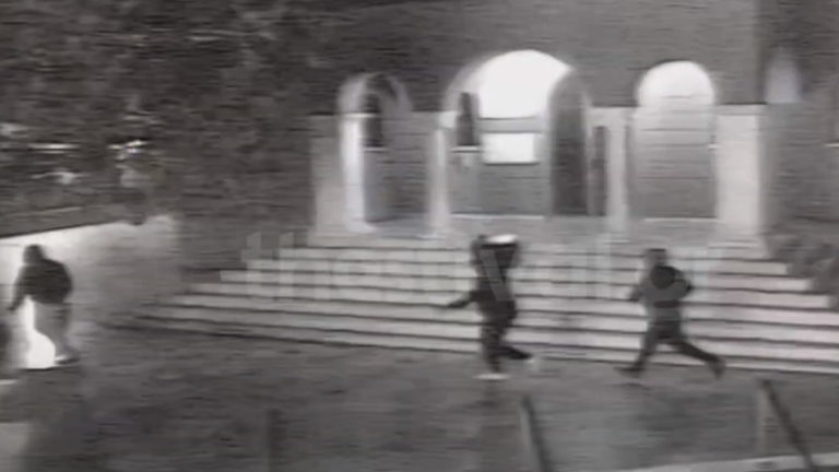 Κλέφτες έφυγαν με το χρηματοκιβώτιο στην πλάτη (βίντεο)