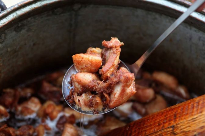 Παραδοσιακή εκδήλωση με τσιγαρίδες και αλευριά στην Κρύα Βρύση