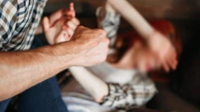 Βόλος: Χτύπησε την πρώην σύντροφο στο κεφάλι και απειλούσε ότι θα της κόψει το λαρύγγι!