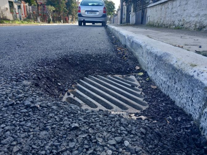 Τρίκαλα: Έριξαν άσφαλτο, αλλά ξέχασαν να σηκώσουν τα φρεάτια! (φωτό)