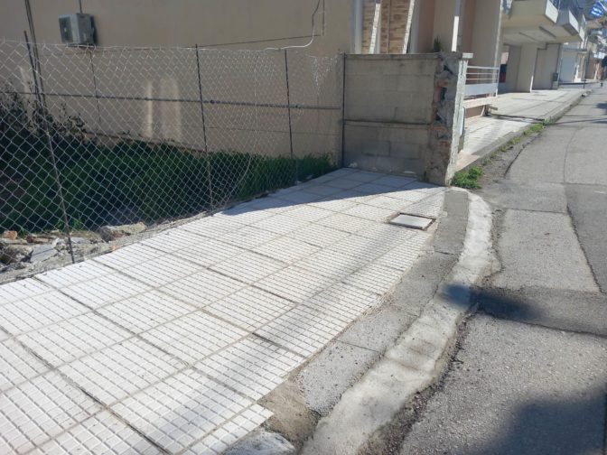 Έπος! Πεζοδρόμιο στα Τρίκαλα καταλήγει σε ...ντουβάρι