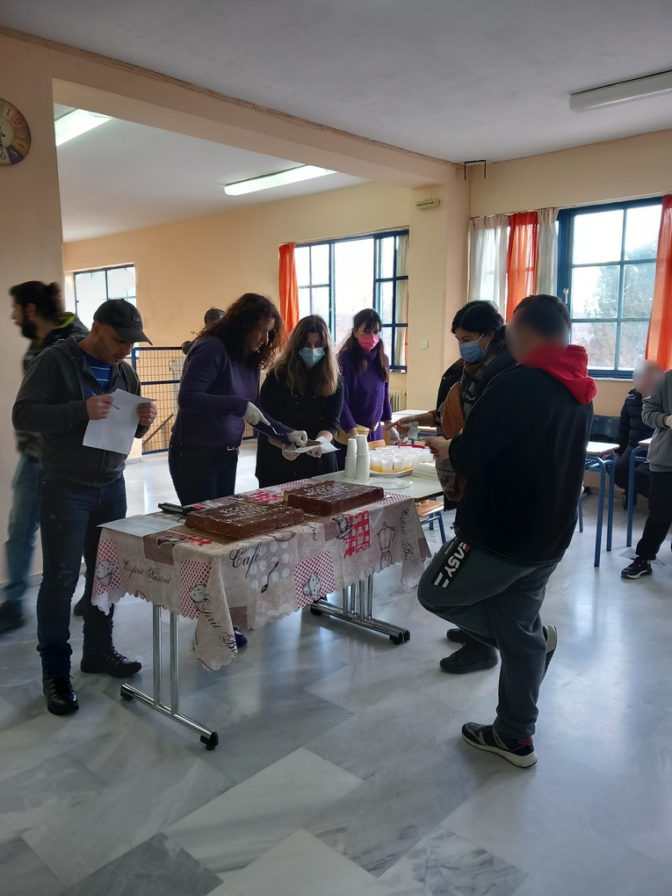 Με χαμόγελα για τη νέα χρονιά το Ε.Ε.Ε.ΕΚ. Τρικάλων έκοψε την πίτα