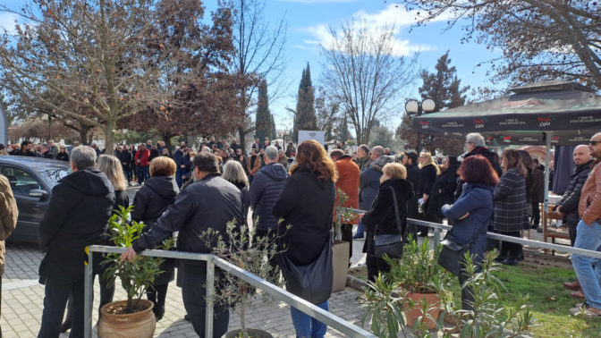 Λάρισα: Βουβός πόνος στο τελευταίο «αντίο» στον σκηνοθέτη Γιάννη Γαλανούλη (φωτό)