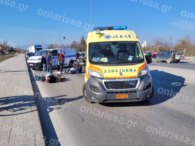 Λάρισα: Αυτοκίνητο παρέσυρε μηχανάκι (φωτό)