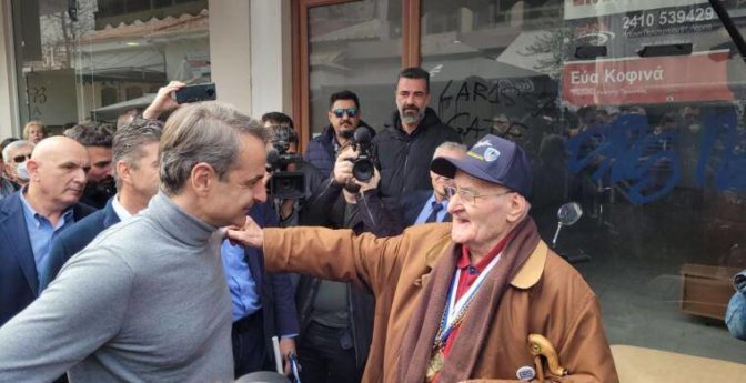 Η επική ατάκα Λαρισαίας που άφησε… άναυδο τον Μητσοτάκη: Ήρθα με 5 αιματοκρίτη να σε δω
