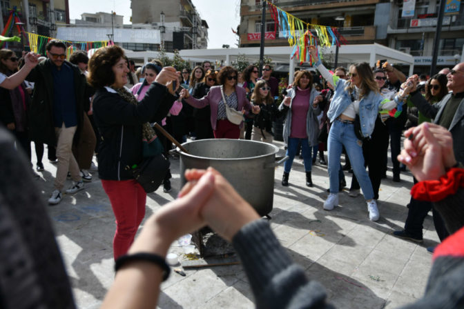 «Κοσμοπλημμύρα» στον Τύρναβο για το Μπουρανί – Χορός, κέφι, πειράγματα (φωτ.)