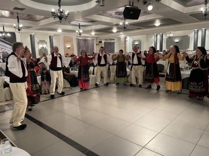 Με αμείωτο κέφι ο χορός των Τρικαλινών Ηπειρωτών