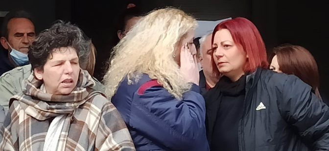 Με δάκρυα στα μάτια χάνουν τη δουλειά τους οι 59 συμβασιούχοι του ΓΝΤ