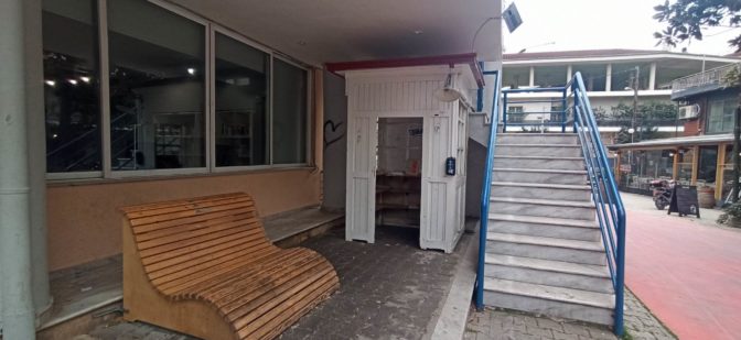 Σε άθλια κατάσταση το περίπτερο στη Βιβλιοθήκη Τρικάλων