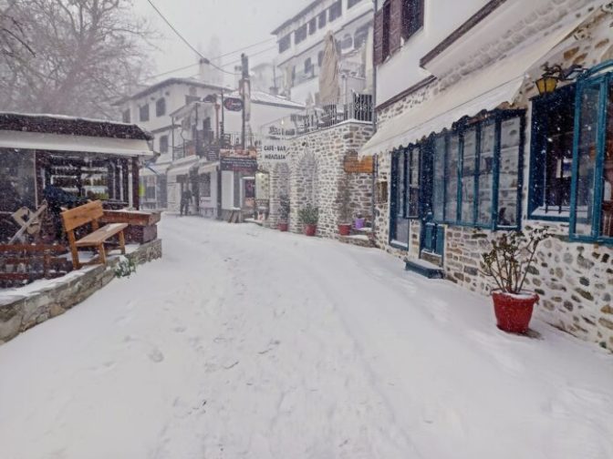 Επί 12 ώρες χιόνιζε στη Μαγνησία, έρχεται ένταση ξανά από το απόγευμα