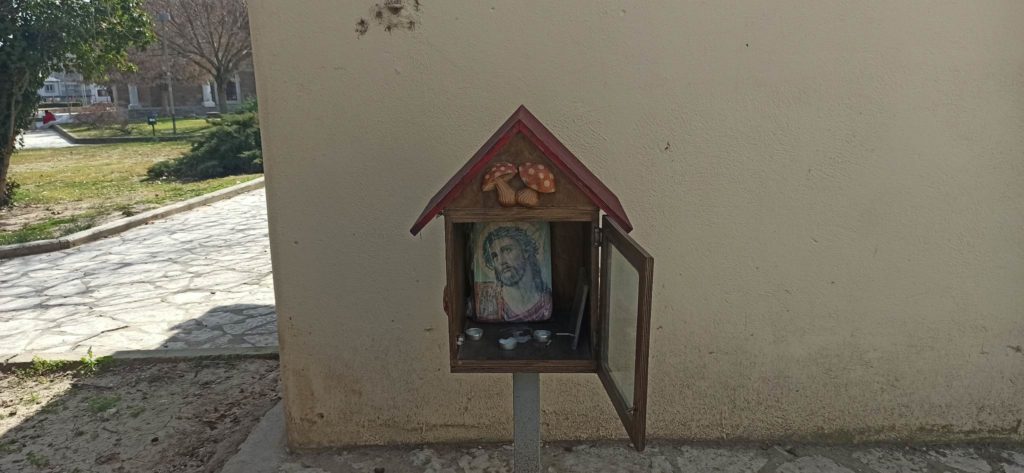 Από ανταλλακτική βιβλιοθήκη… εικονοστάσι