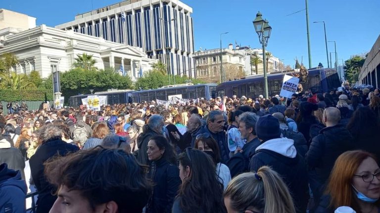 Δακρυγόνα από τα ΜΑΤ στη διαδήλωση των ηθοποιών