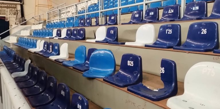 Η παιδεία μας... Σπασμένα καθίσματα στο Δημοτικό Κλειστό