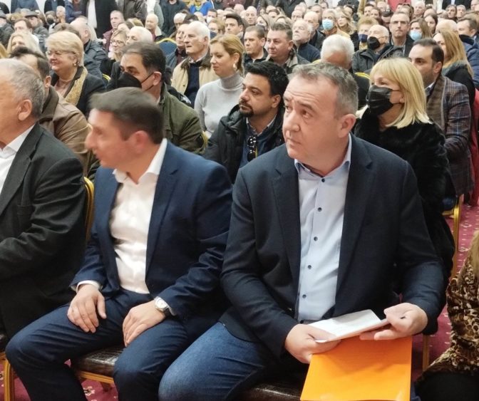 Ανοίγουν τα χαρτιά τους μέρα με τη μέρα