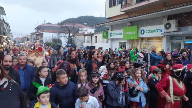 Απίστευτος κόσμος στο Καρναβάλι της Πύλης (φώτο)