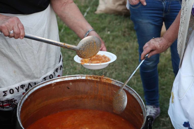 Καθαρά Δευτέρα: Σε ποια σημεία του ν.Τρικάλων θα στηθούν καζάνια και θα μοιραστούν λαγάνες