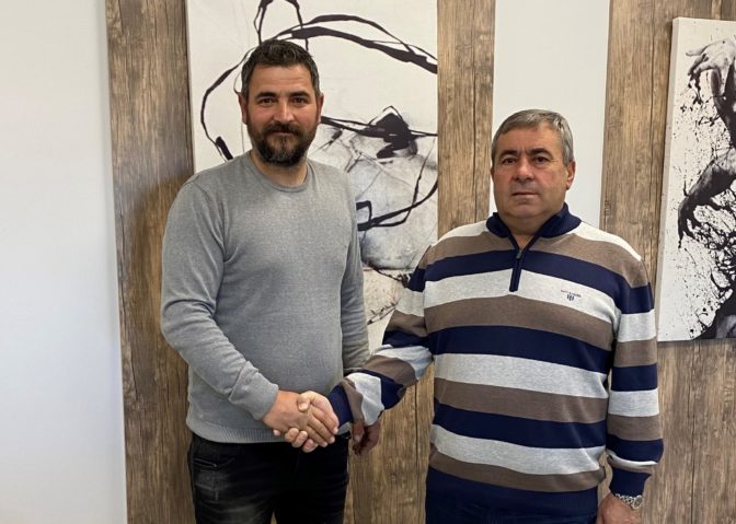 Ο Βαγγέλης Μπακογιάννης στο πλευρό του Κώστα Μαράβα