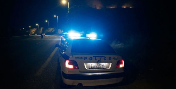 Μεθυσμένοι νεαροί πετούσαν καρέκλες σε διερχόμενα αυτοκίνητα στο δρόμο Λάρισας – Τρικάλων