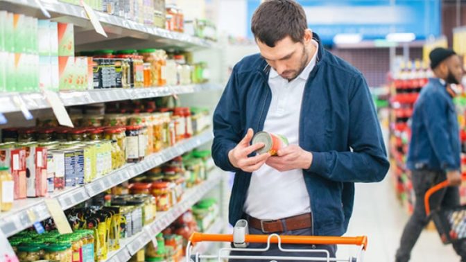 Ακρίβεια και αυξημένες τιμές «τρώνε» τον κατώτατο μισθό στην Ελλάδα