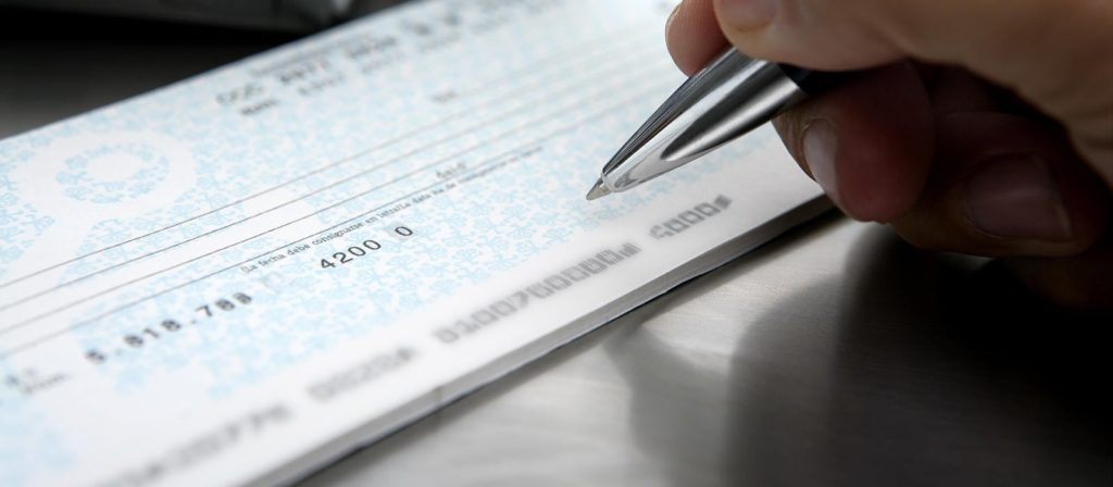 Με κλεμμένη επιταγή παρίστανε στον Βόλο τον επιχειρηματία ένας Λαρισαίος!